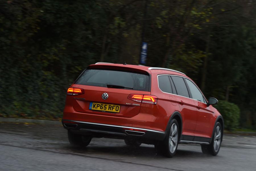  Volkswagen Passat Alltrack 2015 года  (UK) (фото 2 из 6)
